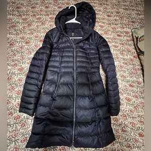 Lululemon Brave the Cold down jacket in Navy, EUC  Size 4